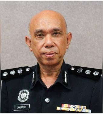 华男自杀死在车内,警一度以为是死亡车祸