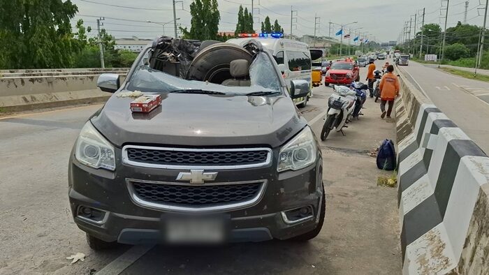 卡车轮胎飞砸车顶 泰国男护士重伤