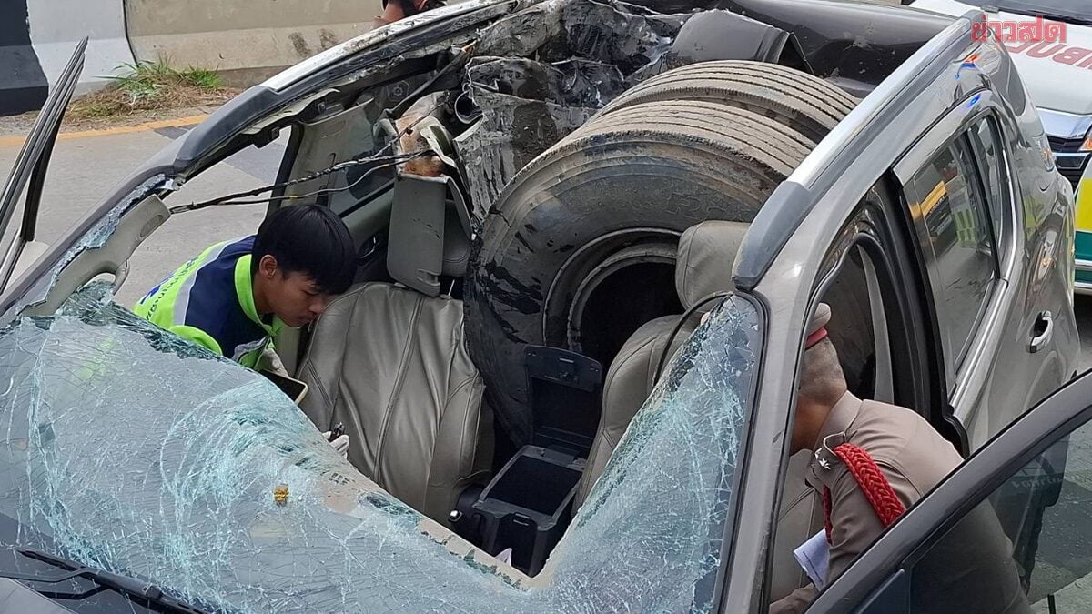 卡车轮胎飞砸车顶 泰国男护士重伤