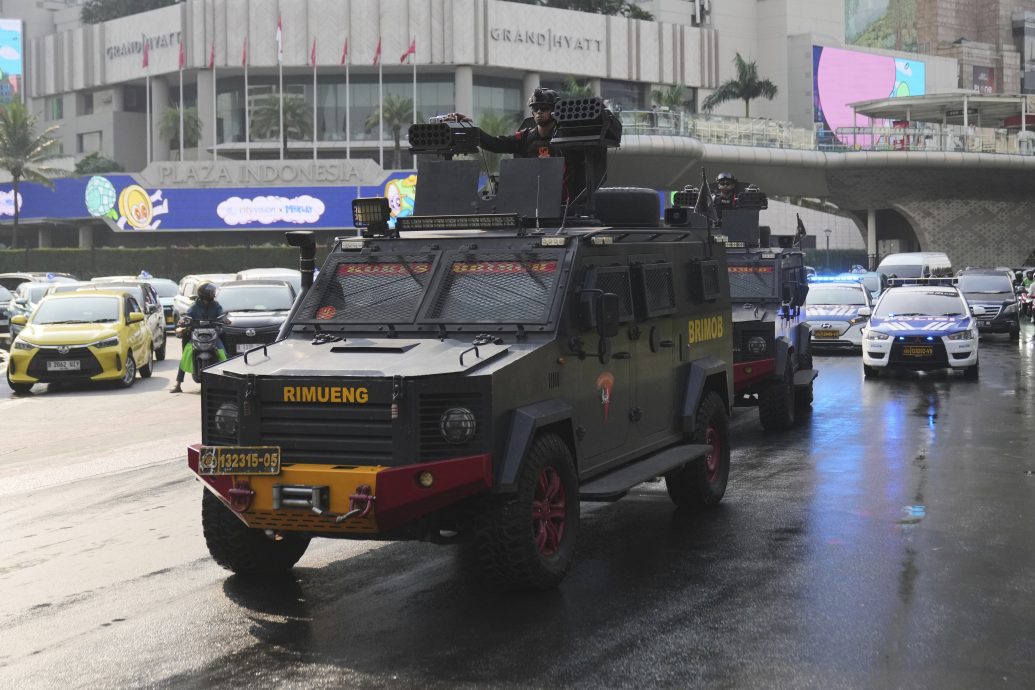 印尼抗议升级 武警部队成众矢之的