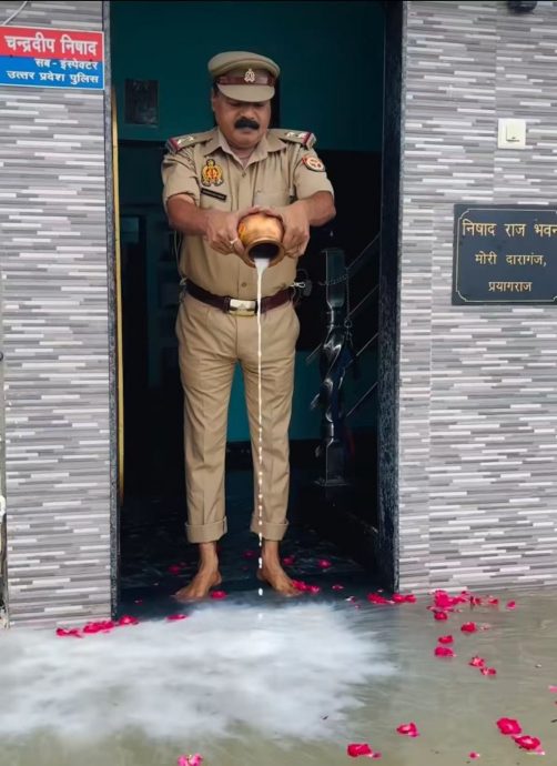 印度洪水涌入家中 警察洒花瓣倒牛奶庆祝