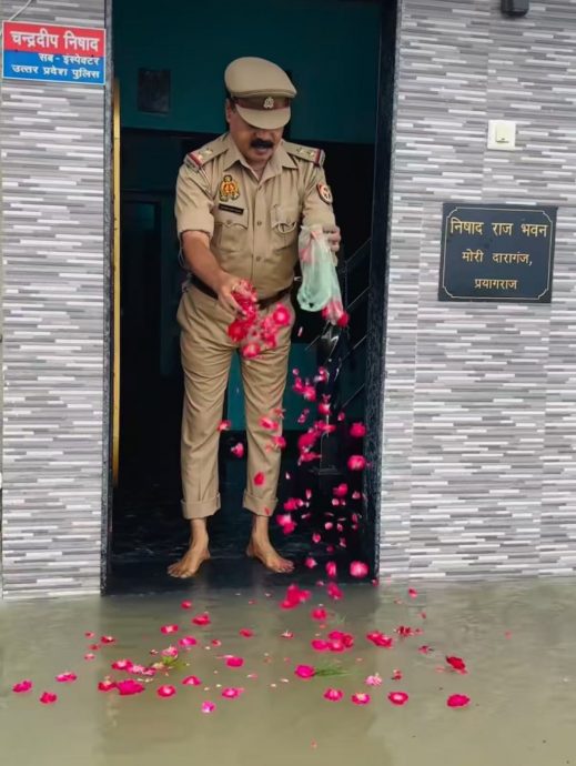 印度洪水涌入家中 警察洒花瓣倒牛奶庆祝