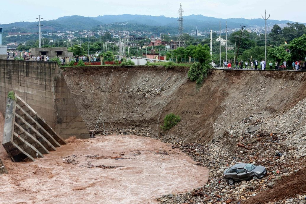 印度连日暴雨朝圣路线酿山崩　至少32死20伤
