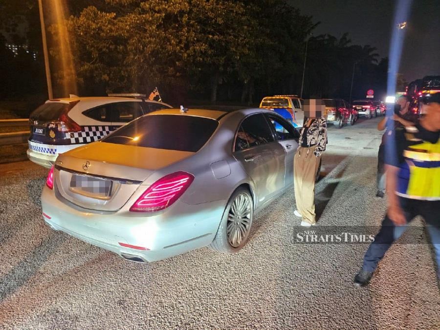 即时国内/4辆豪车未缴路税遭扣　中国女子无牌驾驶被查