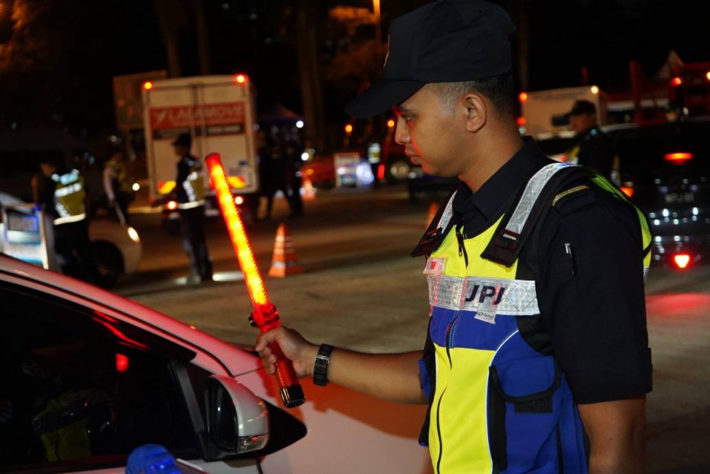 即时国内/4辆豪车未缴路税遭扣　中国女子无牌驾驶被查