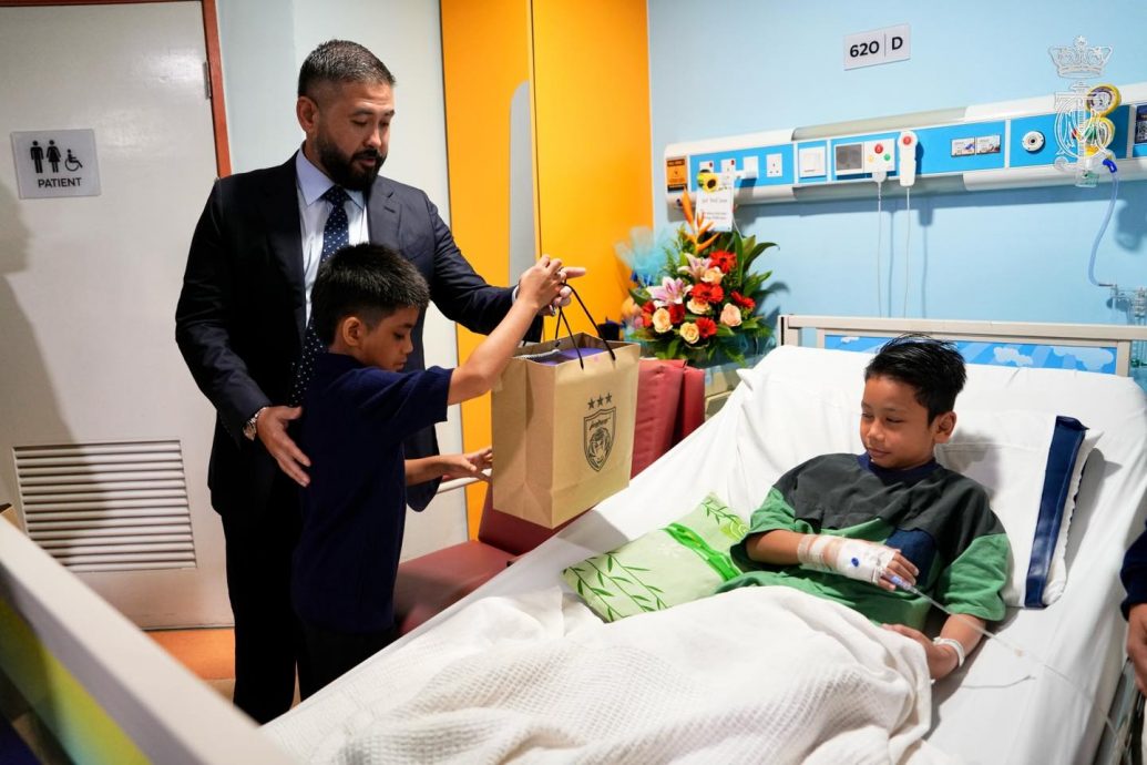 **即时国内**全国:10岁癌童被霸凌 |携同球星探望男童 柔摄政王:必须遏制霸凌并严厉执法