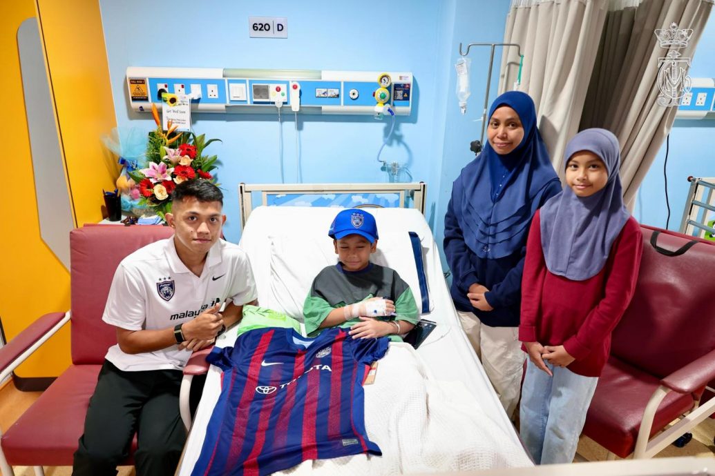 **即时国内**全国:10岁癌童被霸凌 |携同球星探望男童 柔摄政王:必须遏制霸凌并严厉执法