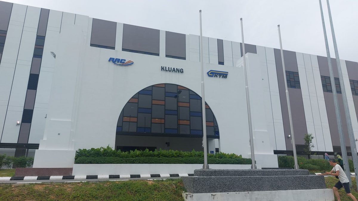 **即时国内**国：元首亲驾首列车  双轨火车823驶入居銮 