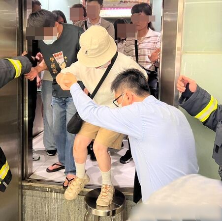 台中一百货公司电梯故障 19人受困近1小时被救出