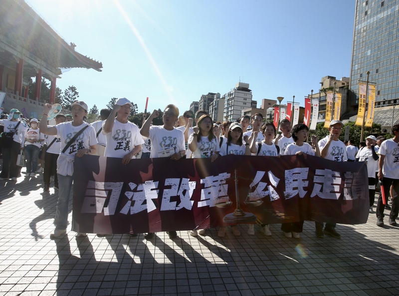 台台民众党游行怒吼“赖清德下台”与警方对峙　