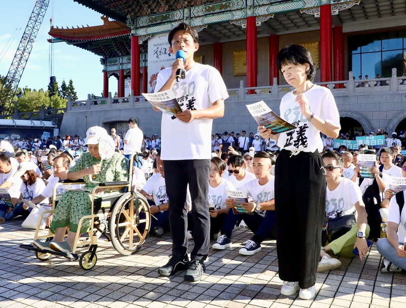 台台民众党游行怒吼“赖清德下台”与警方对峙　