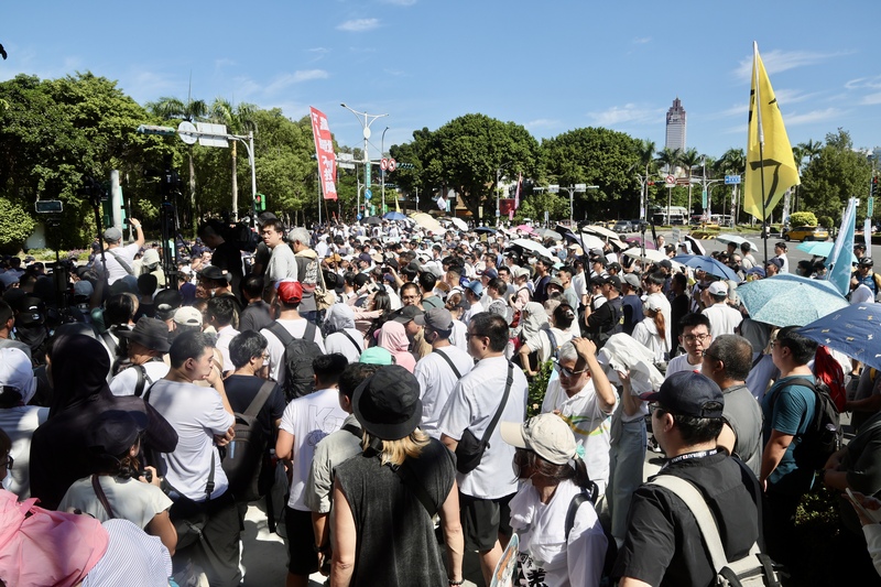 台台民众党游行怒吼“赖清德下台”与警方对峙　
