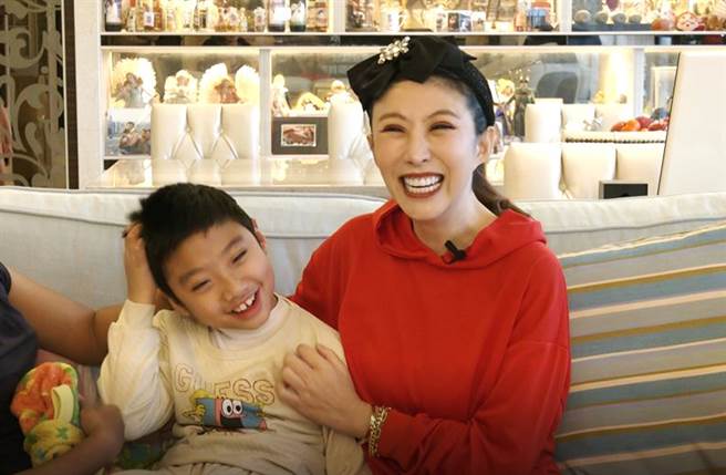 台女艺人流产10次才当妈 15岁罕病儿睡梦中离世