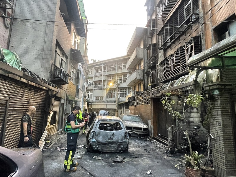 台新北汽车纵火延烧公寓8人送医　涉案男称心情不好