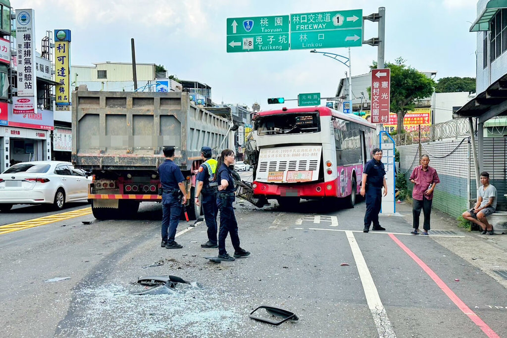 台湾大货车撞巴士酿6伤 波及电箱造成周边停电