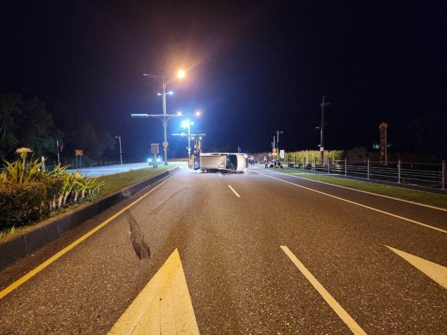 台男疑闪猫车辆失控翻覆　车内7人擦挫伤