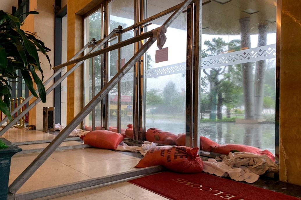 台风“剑鱼”袭击越南致1死8伤、数千人撤离