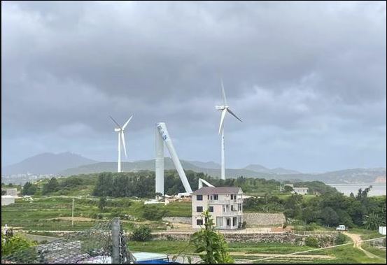 台风杨柳登陆福建传灾情 风力发电机被拦腰吹断