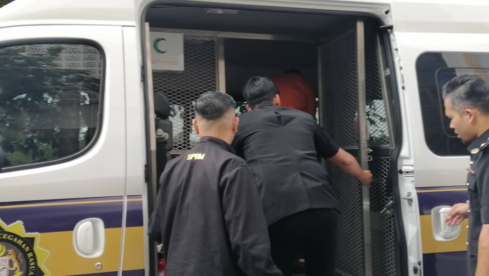 向外籍男子索3500令吉贿赂,关丹1警官遭反贪委会延扣5天助查。