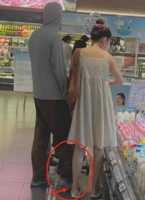 吴倩张雨剑带娃逛超市 离婚3年疑似复合？