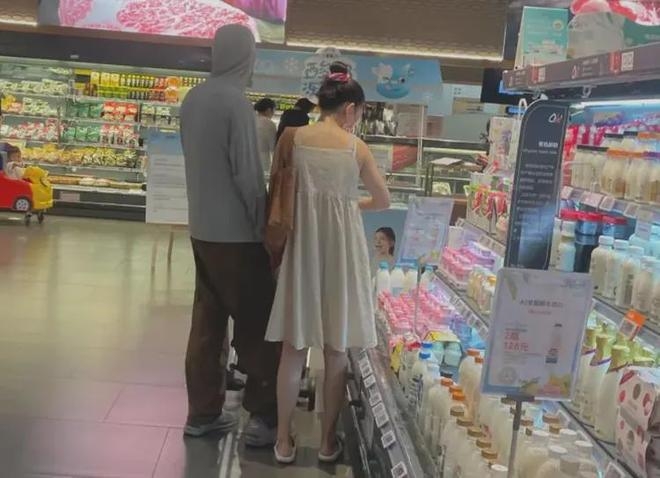 吴倩张雨剑带娃逛超市 离婚3年疑似复合？