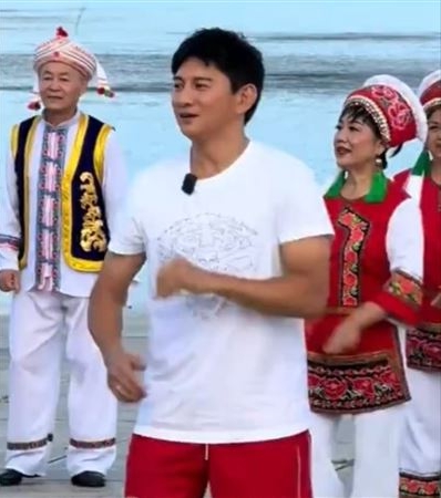 吴奇隆穿汗衫跳广场舞 　粉丝惊问：“这谁？”