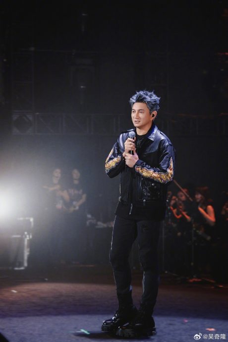 吴奇隆穿汗衫跳广场舞 　粉丝惊问：“这谁？”