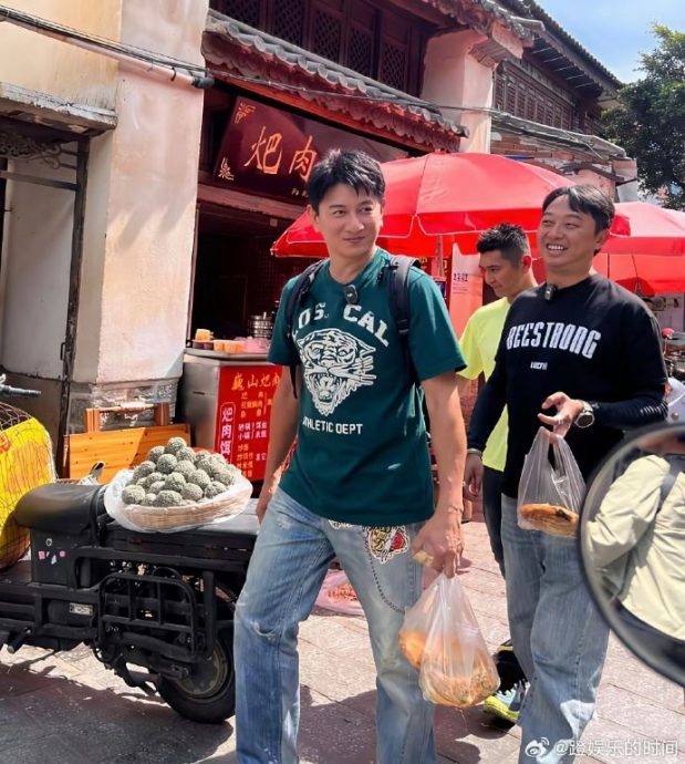 吴奇隆穿汗衫跳广场舞 　粉丝惊问：“这谁？”