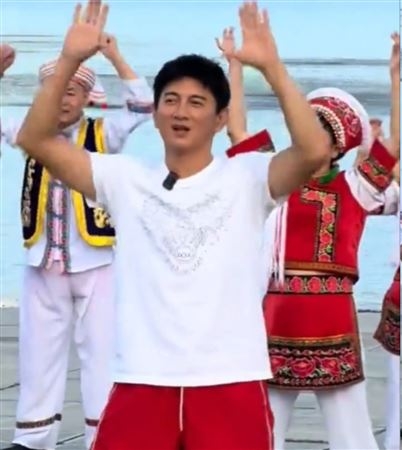 吴奇隆穿汗衫跳广场舞 　粉丝惊问：“这谁？”