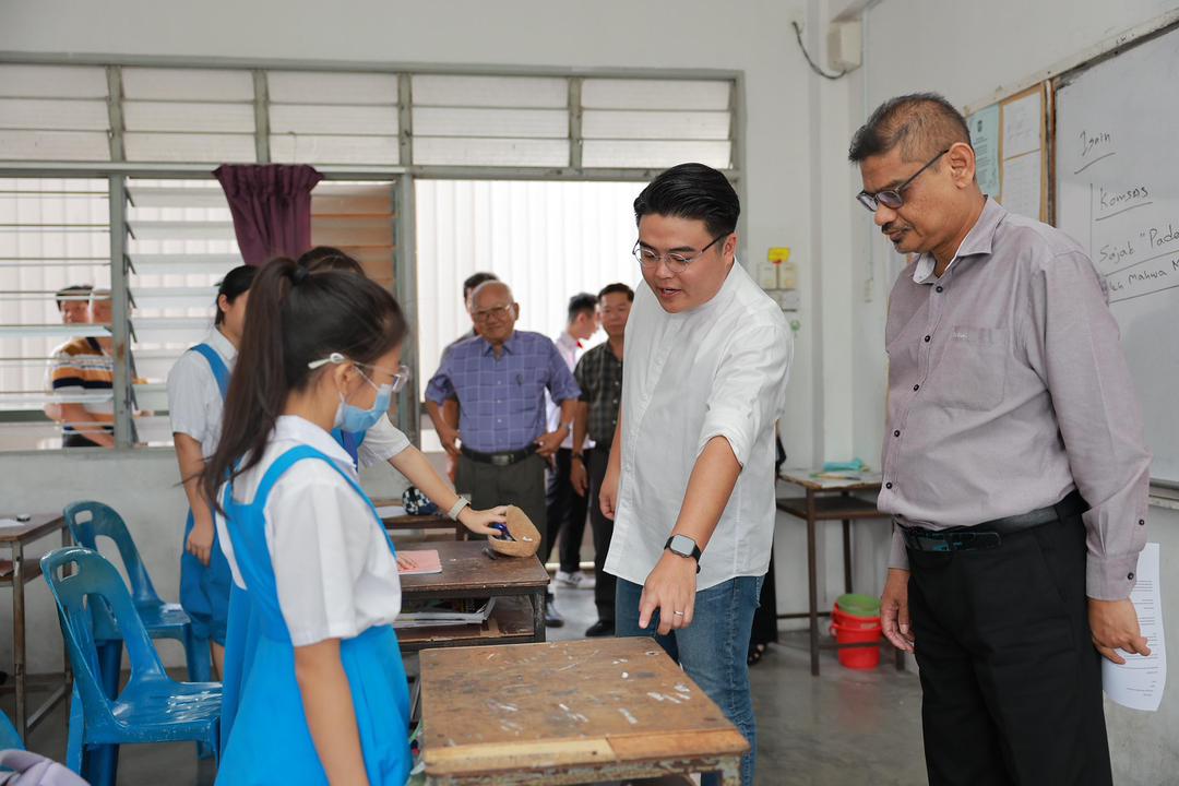 吴家良:三民华中课室将换新桌风扇 逐步落实公投结果