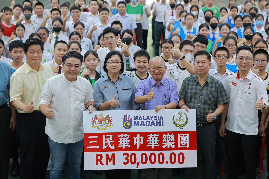 吴家良:三民华中课室将换新桌风扇 逐步落实公投结果