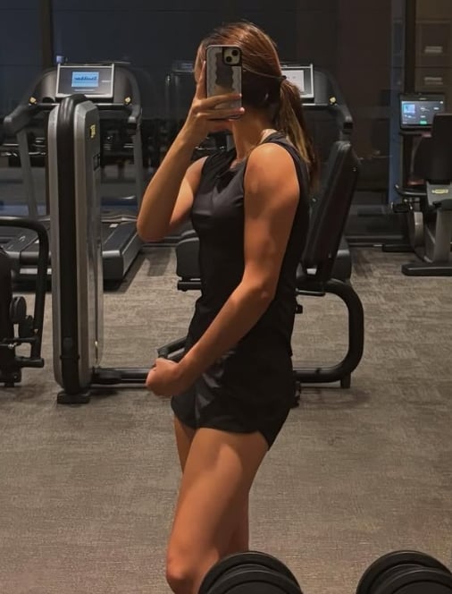 吴尊14岁大女儿超狂 纤细手臂炸出巨大肌肉