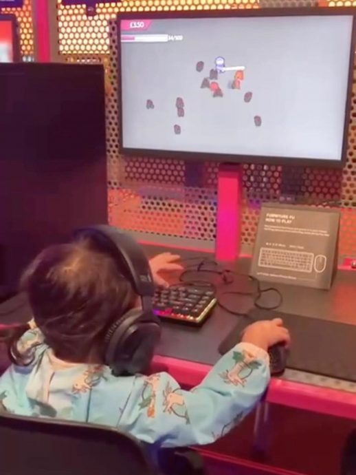 周董幺女抽高速度全家第一 3岁已是电竞高手？