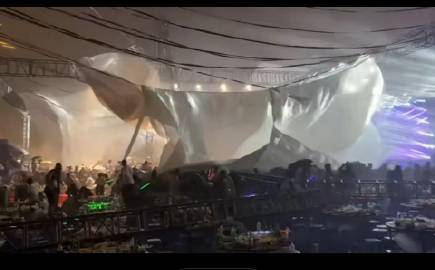 四川绵竹啤酒节现场刮大风桁架倒塌 2死3重伤