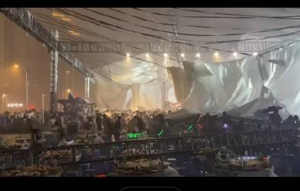 四川绵竹啤酒节现场刮大风桁架倒塌 2死3重伤