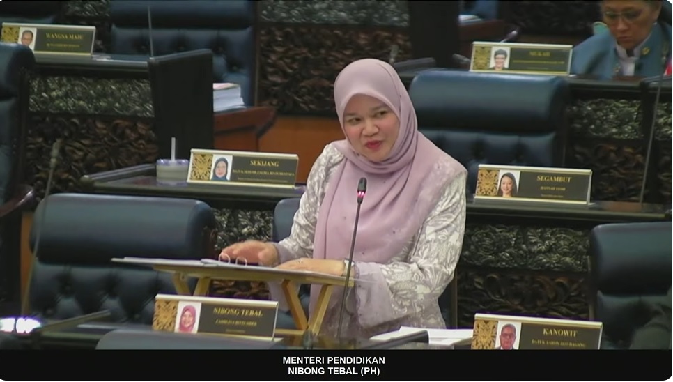 国会发言太小声“很撩人” 教长:我老公在看我直播耶