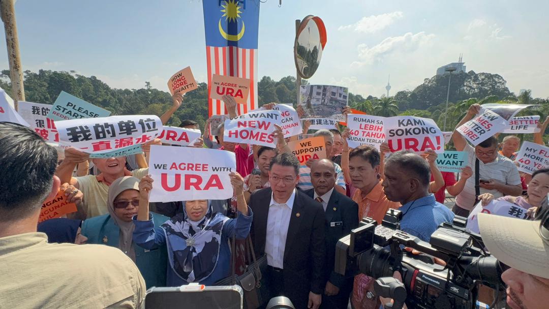 国会外呈备忘录　逾百老人暴晒挺倪可敏