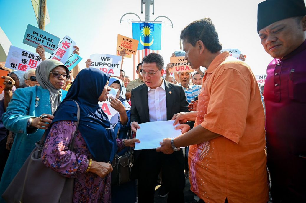 国会外呈备忘录　逾百老人暴晒挺倪可敏