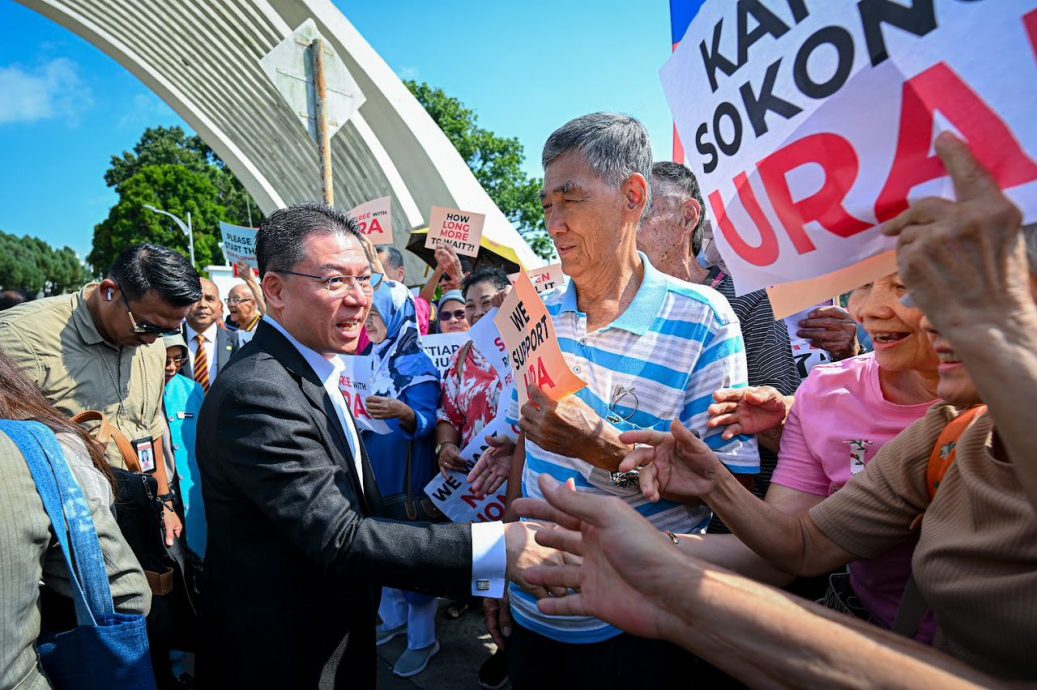 国会外呈备忘录　逾百老人暴晒挺倪可敏