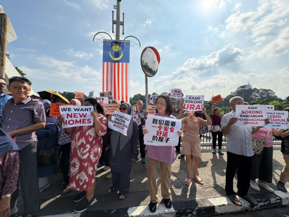 国会外呈备忘录　逾百老人暴晒挺倪可敏