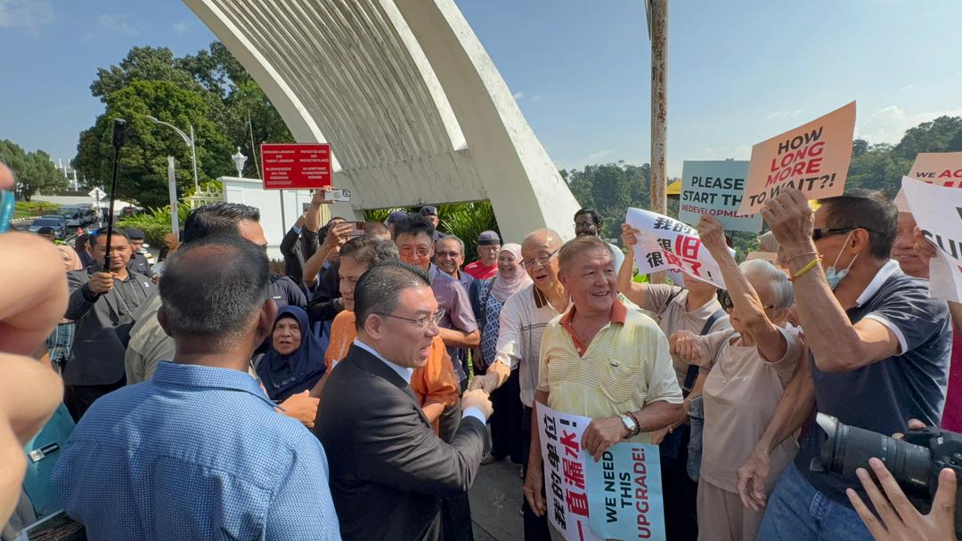 国会外呈备忘录　逾百老人暴晒挺倪可敏