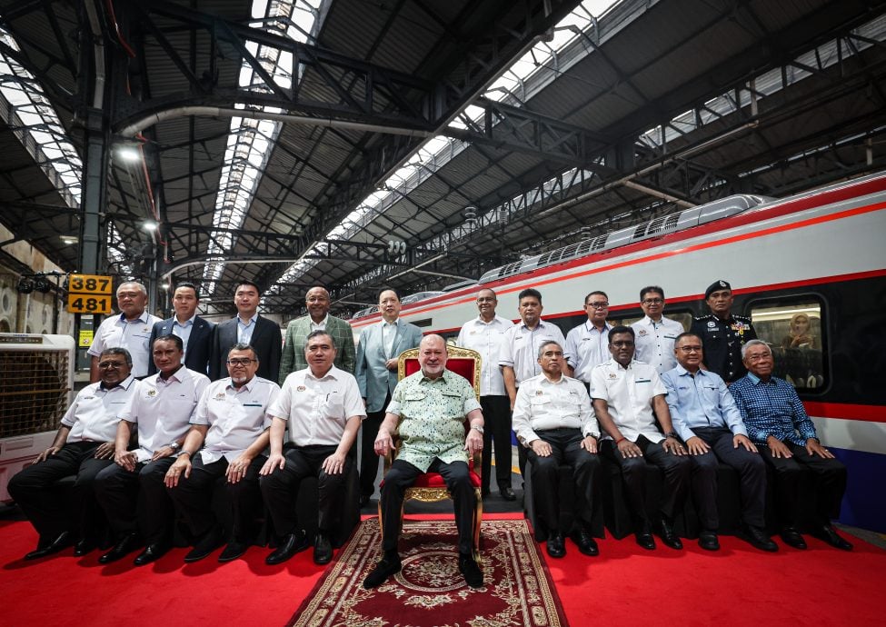 国家元首为ETS3列车主持开幕 亲自驾驶至居銮