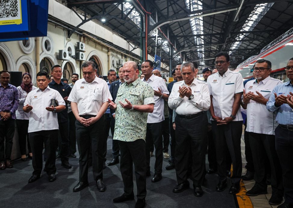 国家元首为ETS3列车主持开幕 亲自驾驶至居銮