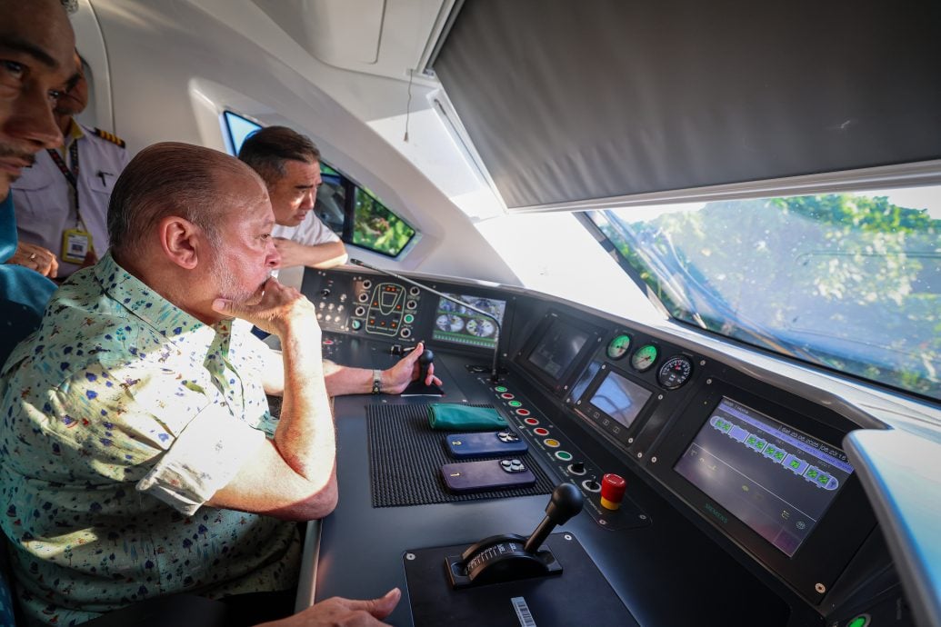 国家元首为ETS3列车主持开幕 亲自驾驶至居銮