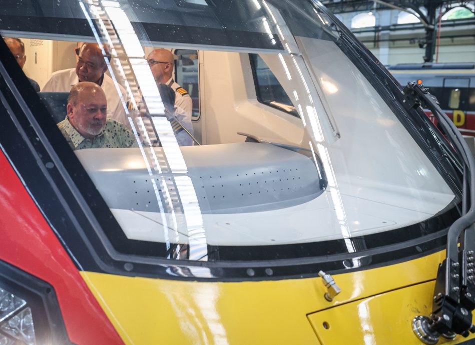 国家元首为ETS3列车主持开幕 亲自驾驶至居銮