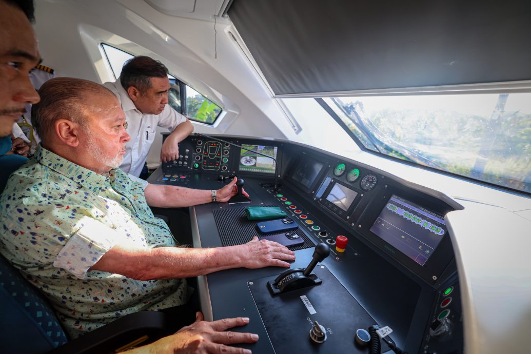 国家元首为ETS3列车主持开幕 亲自驾驶至居銮