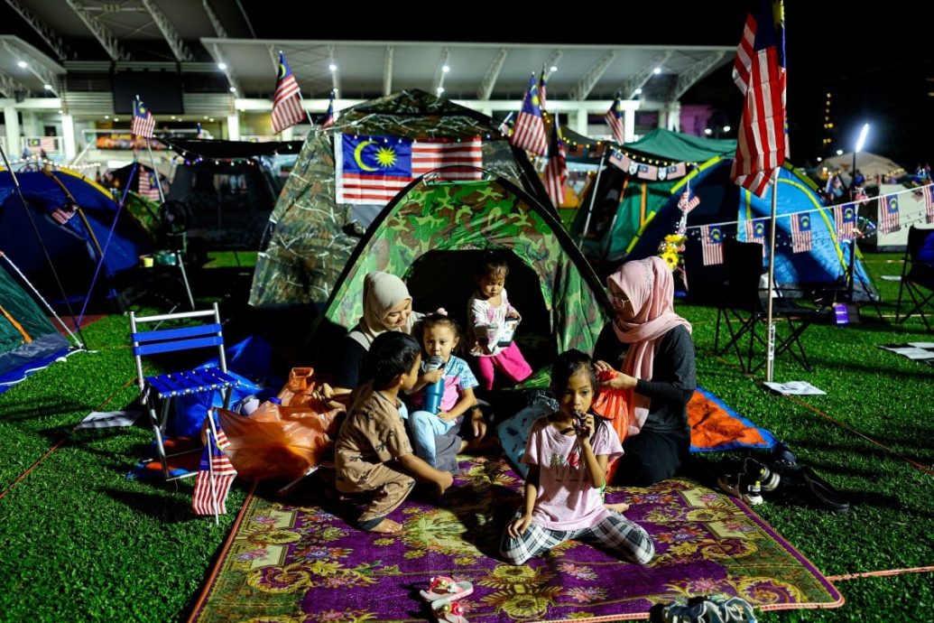  国庆庆典万人争C位 布城广场掀全民狂欢