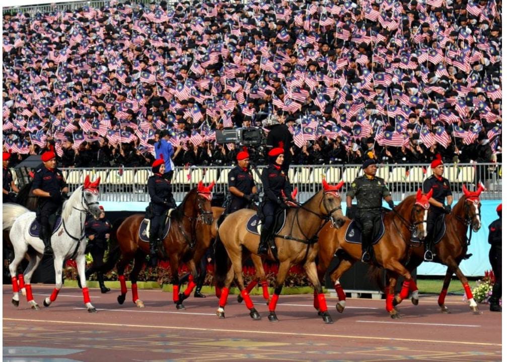 国庆日之警方30匹马参与国庆游行 展现人与动物和谐 抵抗各种噪音环境 战机掠过也不惊