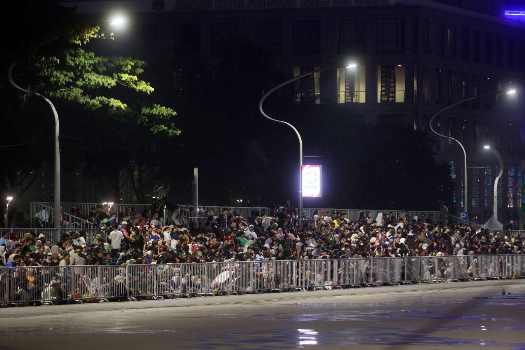 国庆日庆典 民众清晨抵达抢占观赏游行好位置 