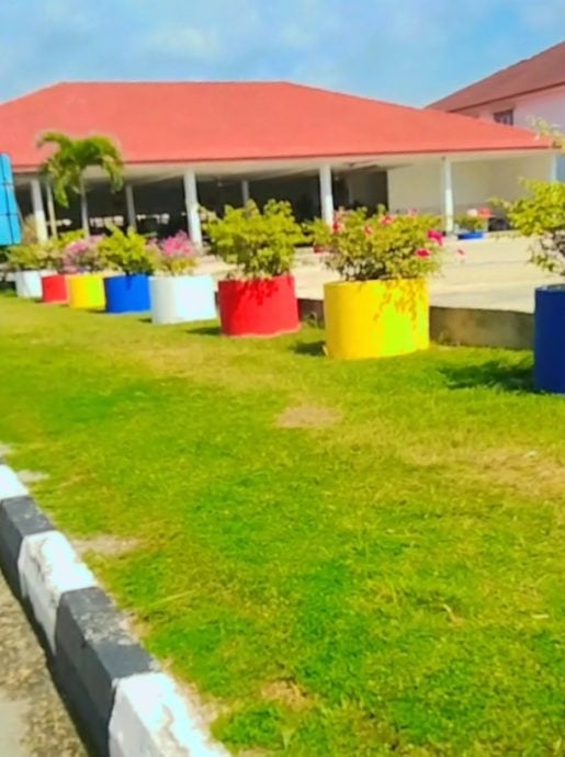 国庆月来临校园展开装潢 红白蓝黄爱国气氛满溢